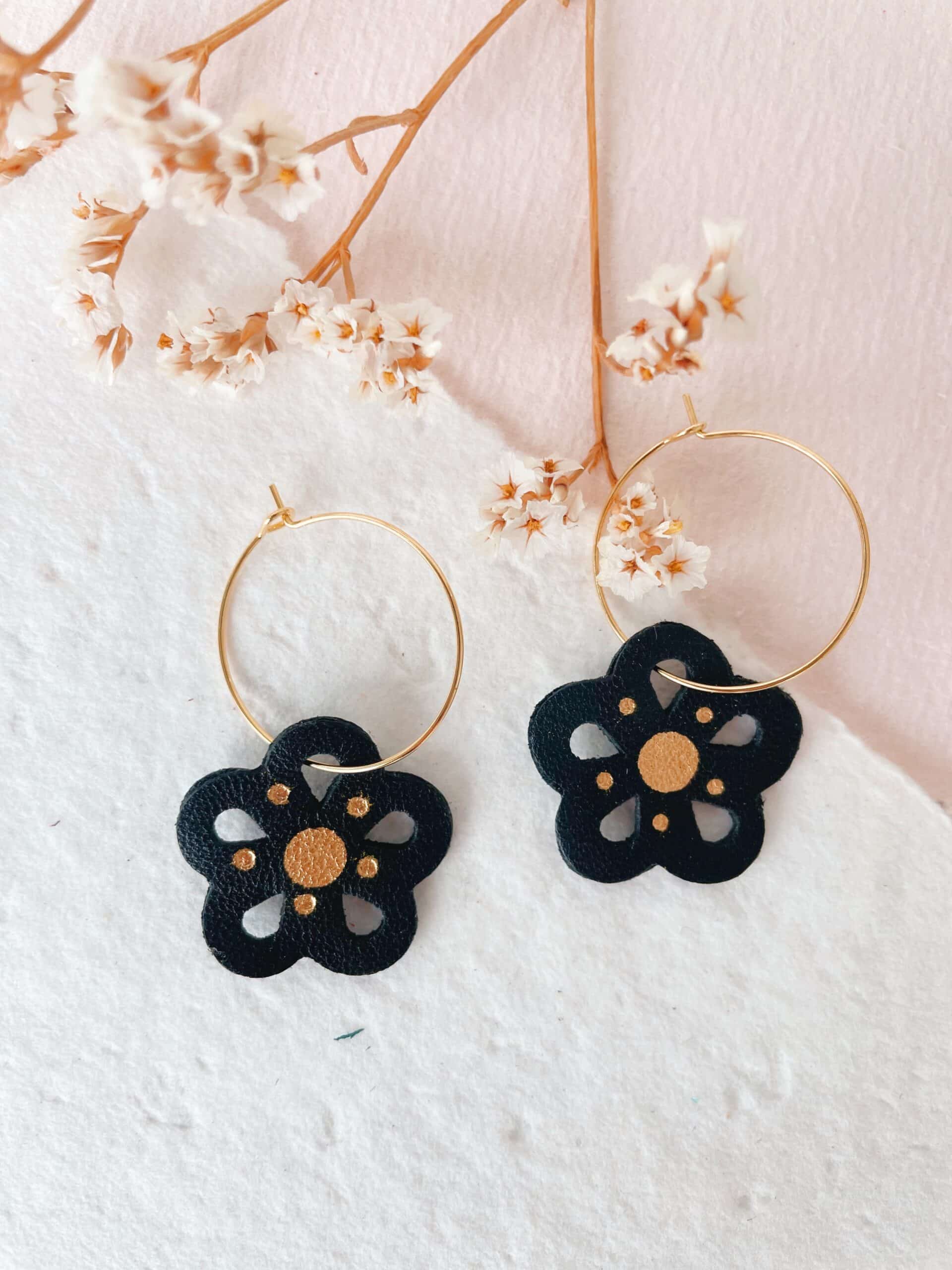 Boucles d'oreilles fleurs ajourées en cuir surcyclé avec détails dorés à l'or fin