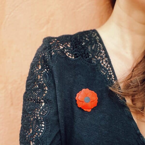 Broche coquelicot portée sur haut noir