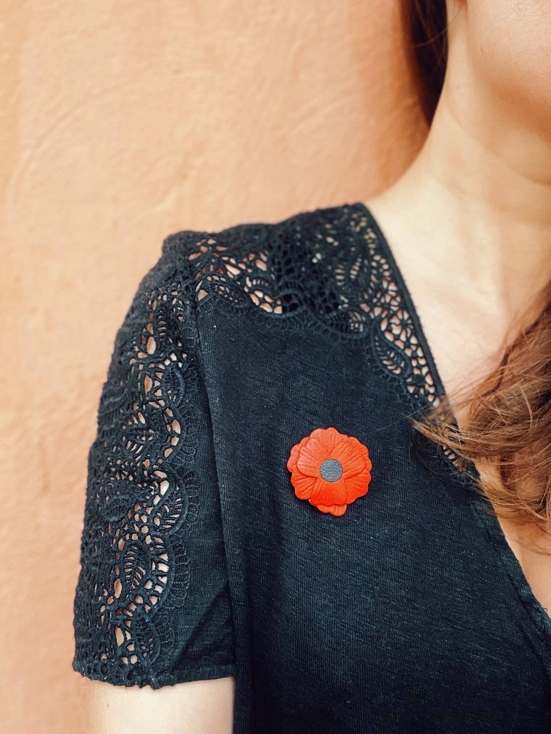 Porté — Broche Coquelicot sur maille noire © Du vent dans mes valises Broche coquelicot portée sur haut noir