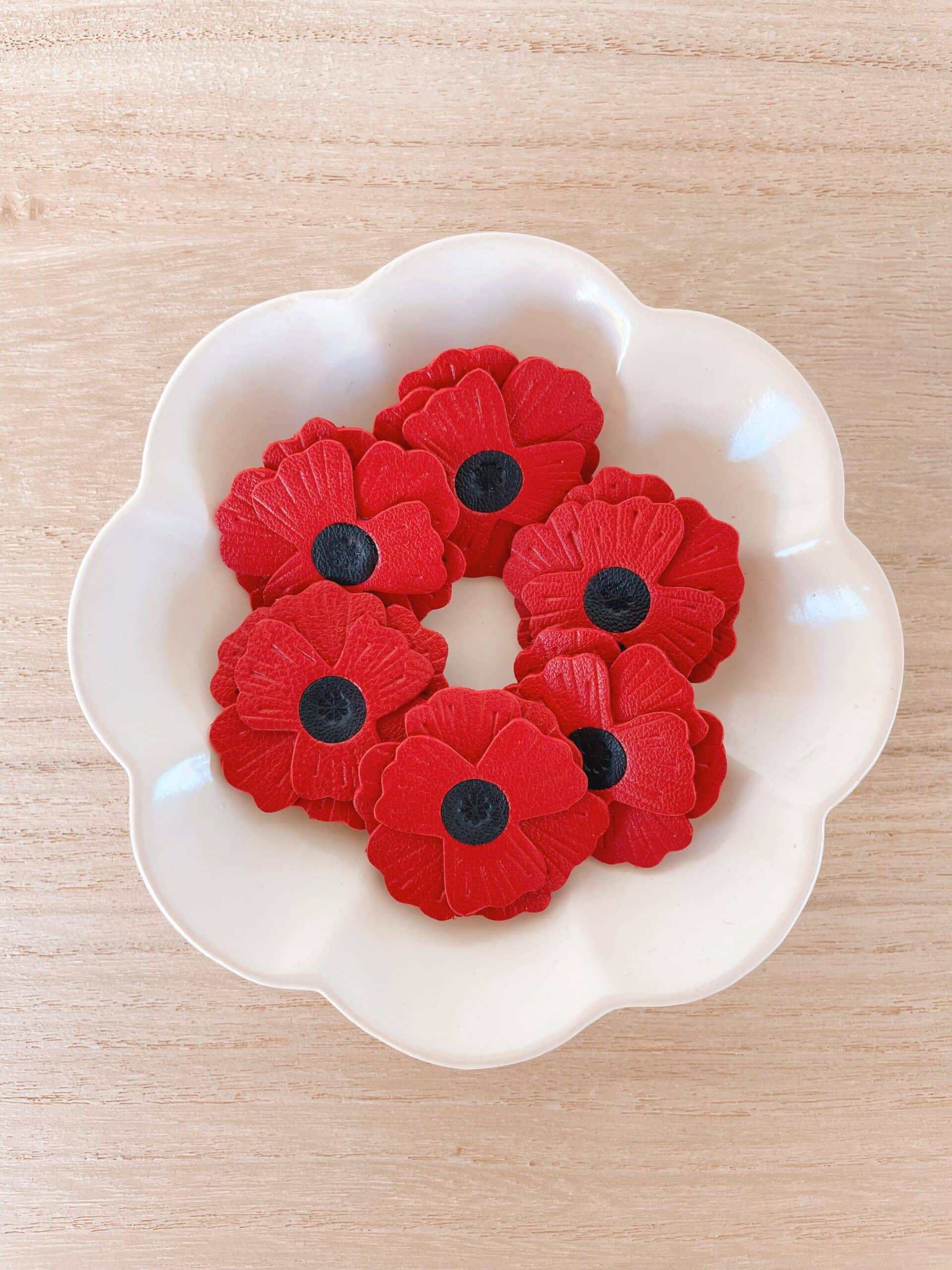 Broche Coquelicot © Du vent dans mes valises Broche coquelicot artisanale en cuir surcyclé