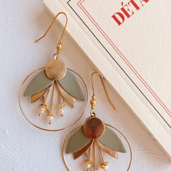 Boucles d’oreilles Colchiques beige lin et vert olive, fleurs artisanales en cuir et perles d'eau douce