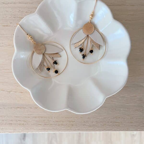 Boucles d'oreilles colchiques en cuir surcyclé coloris beige lin, créoles dorées