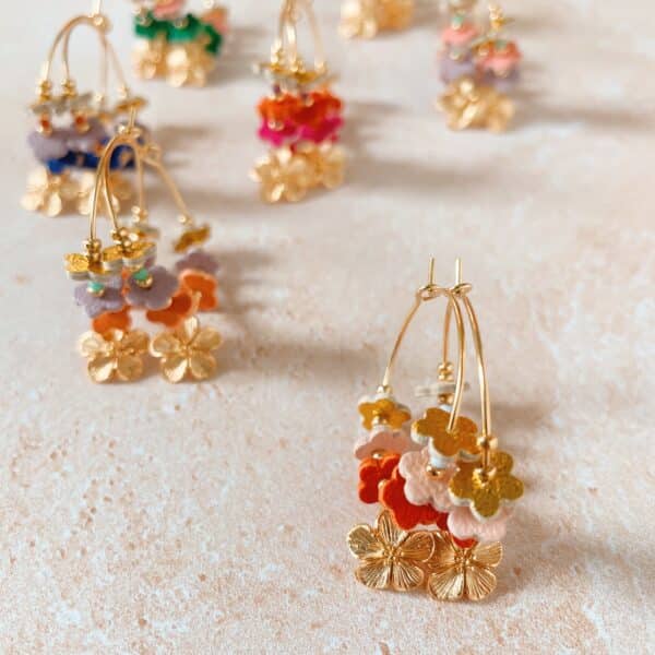 Boucles d'oreilles, pièces uniques, couaronnes de fleurs colorées en cuir surcyclé et plaqué or