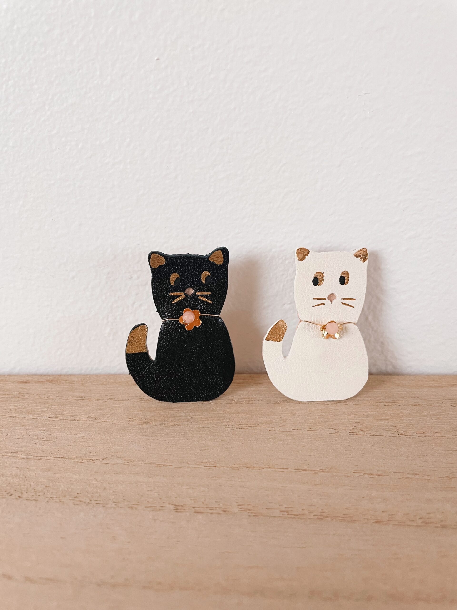 Duo broches chat noir et blanc © Du vent dans mes valises Duo de broches chat noir et blanc, édition limitée