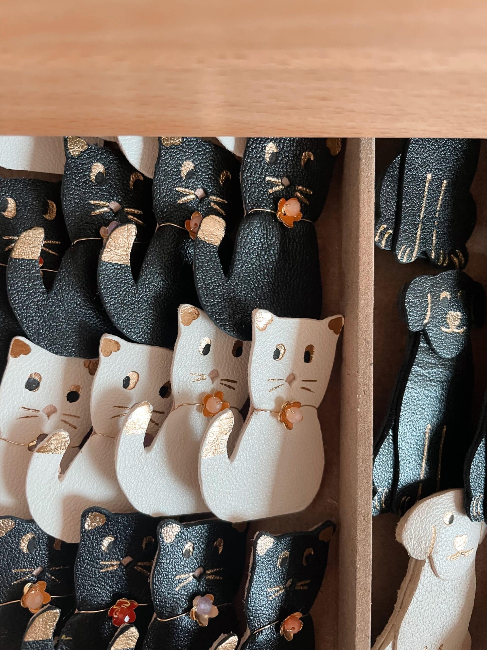 Processed with VSCO with al3pro preset Broches chat noir et blanc en cuir surcyclé, détails dorés