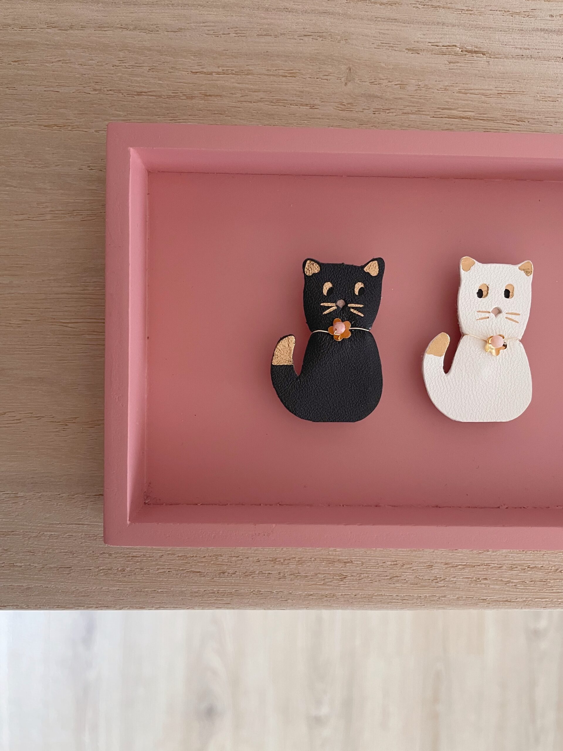 Broches chat noir et chat blanc © Du vent dans mes valises Broches chat noir et chat blanc sur plateau rose
