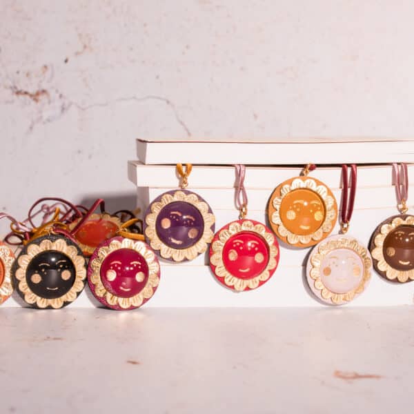 Médaillon fleurs de lune cuir doré or fin