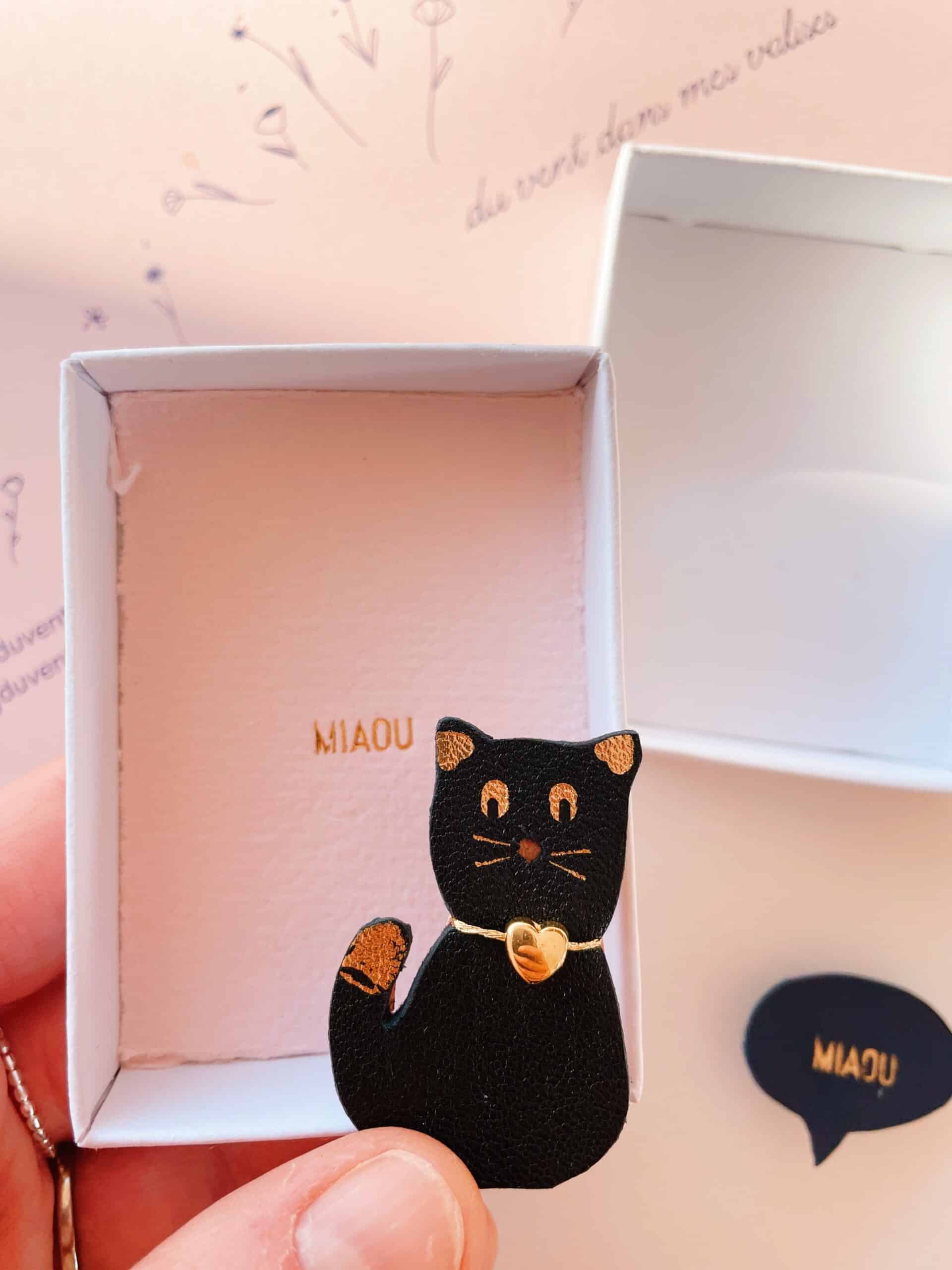 Broche mimi-chat en cuir © Du vent dans mes valises 5 Broche chat noir en cuir upcyclé, silhouette féline avec détails dorés à chaud, création artisanale française