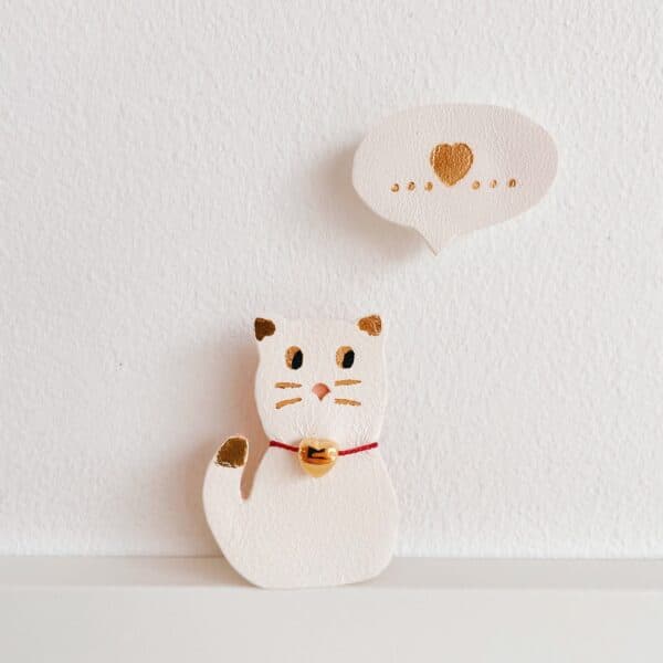 Broche chat blanc en cuir upcyclé, silhouette féline avec détails dorés à chaud, création artisanale française