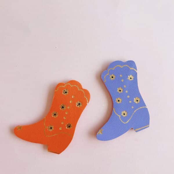 Broche en forme de botte, santiag avec des fleurs dorées fabrication artisanale française marque du vent dans mes valises