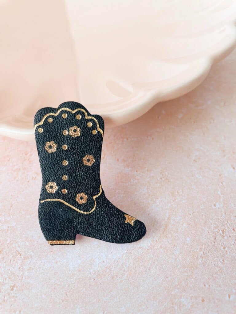 Broche bijoux santiags fleuries en cuir avec décor doré
