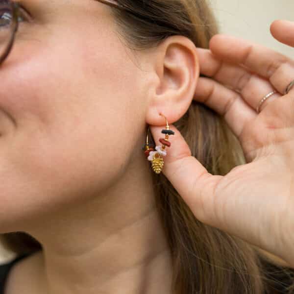 Boucles d'oreilles en cuir surcyclé bijoux durables made in France couronnes de fleurs d'automne avec pomme de pin