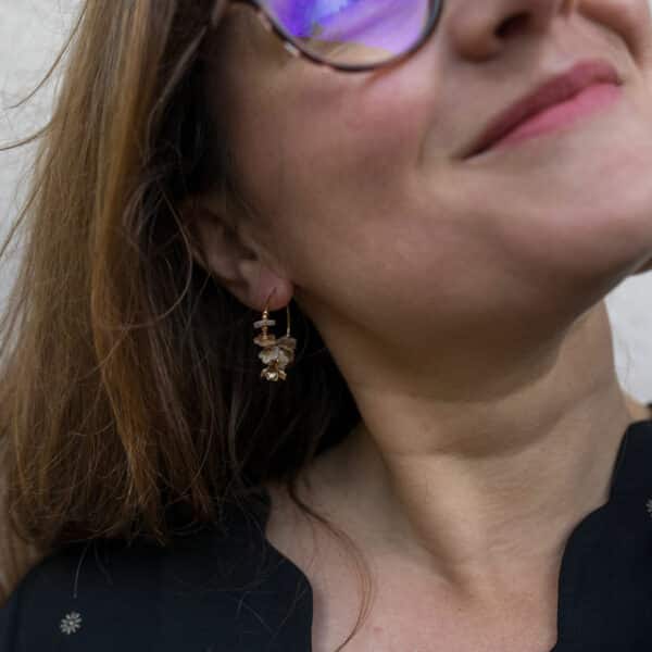 Boucles d'oreilles petite créole en laiton plaqué or façon couronnes de fleurs dans des tons de saison beige nacré irisé, et doré avec une pampille en laiton doré