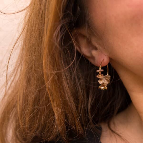Boucles d'oreilles petite créole en laiton plaqué or façon couronnes de fleurs dans des tons de saison beige nacré irisé, et doré avec une pampille en laiton doré