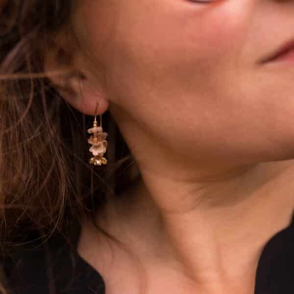 Boucles d'oreilles petite créole en laiton plaqué or façon couronnes de fleurs dans des tons de saison beige nacré irisé, et doré avec une pampille en laiton doré
