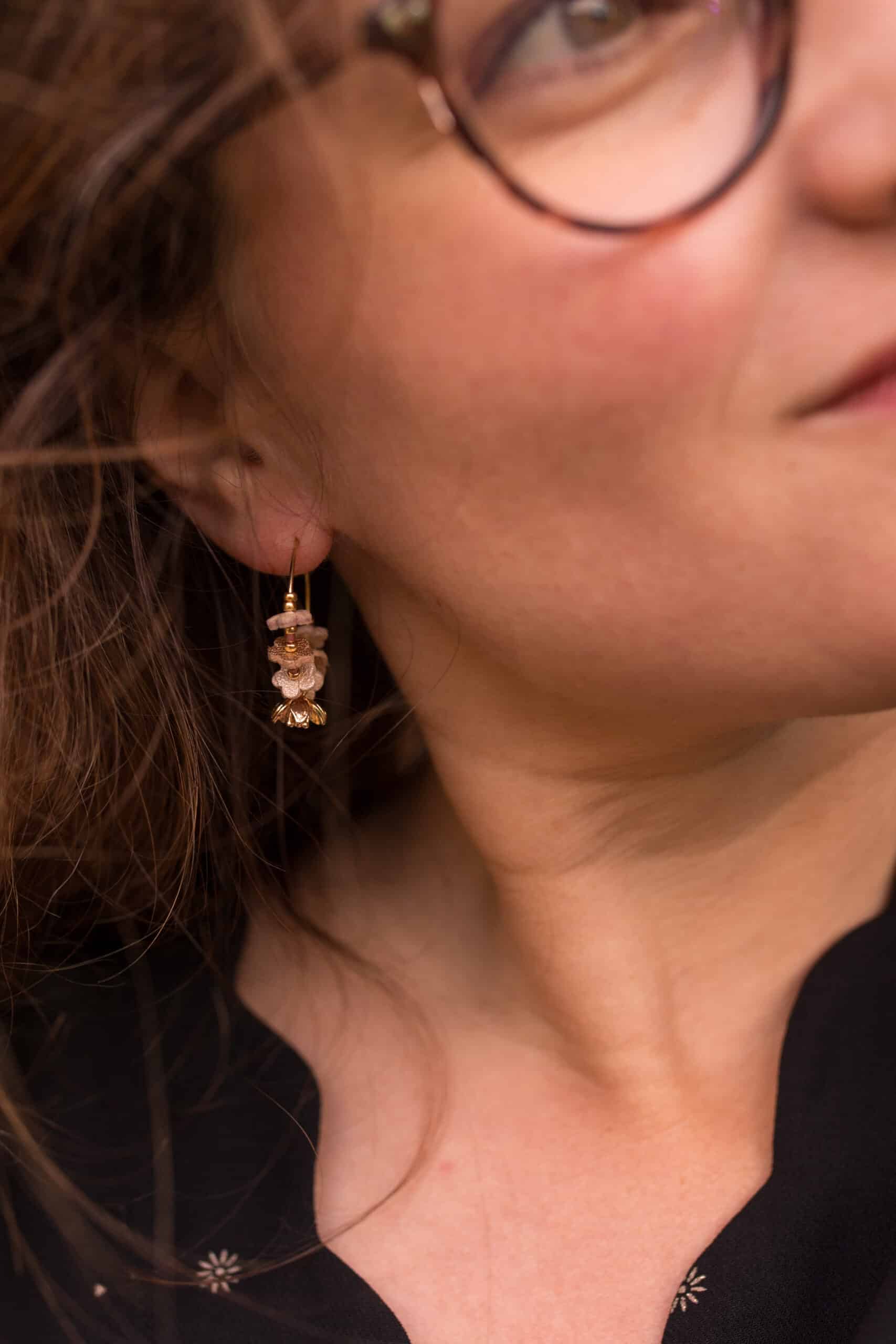 Boucles d'oreilles petite créole en laiton plaqué or façon couronnes de fleurs dans des tons de saison beige nacré irisé, et doré avec une pampille en laiton doré