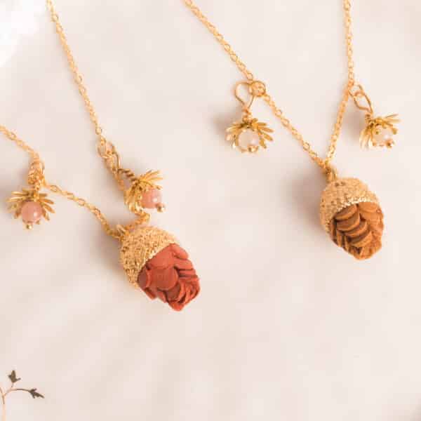 Collier avec pendentif pomme de pin en cuir et breloques fleurs en pierre fine