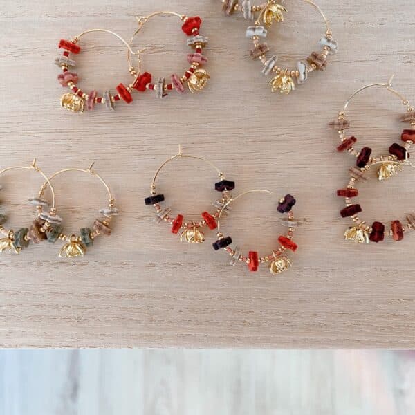 Boucles d'oreilles créoles Couronnes de fleurs en cuir surcyclé, 5 coloris automne hiver 2026, posées à plat