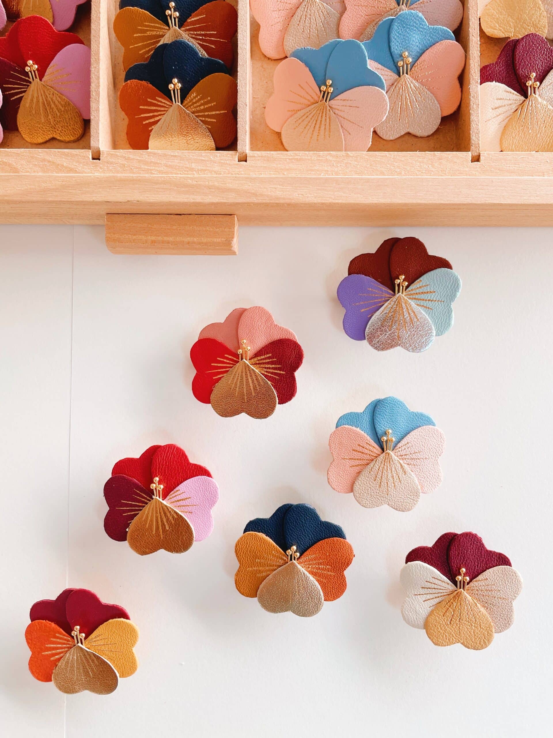 Broche pensée en cuir aux couleurs d’automne – dorure à l’or fin