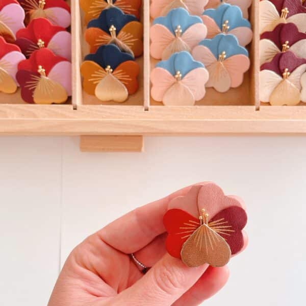 Broche pensée en cuir aux couleurs d’automne – dorure à l’or fin