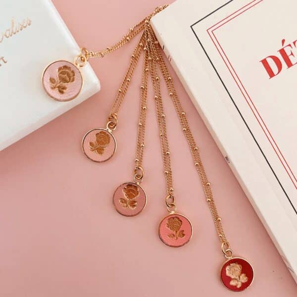 Collier Le Délicat médaillon Rosa, rose dorée à chaud, chaîne fine 45 cm