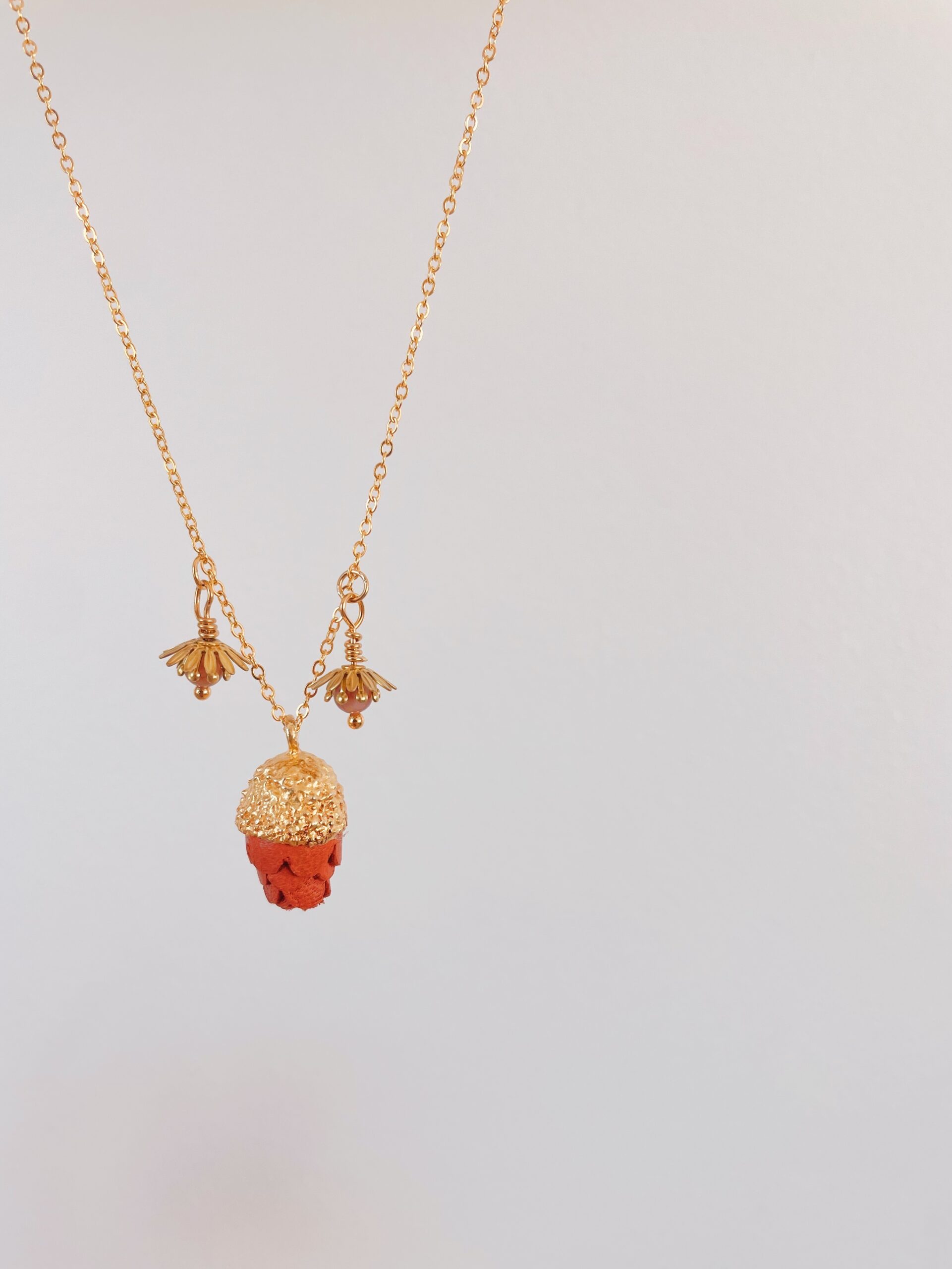 Collier Sylvia, pendentif pomme de pin et fleurs en pierre fine © du vent dans mes valises 6 Collier avec pendentif pomme de pin en cuir et breloques fleurs en pierre fine