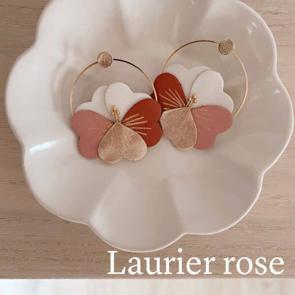 Boucles d’oreilles fleur de pensée Laurier rose ivoire vieux rose et terre cuite sur cerceau doré, détails dorés, cuir upcyclé