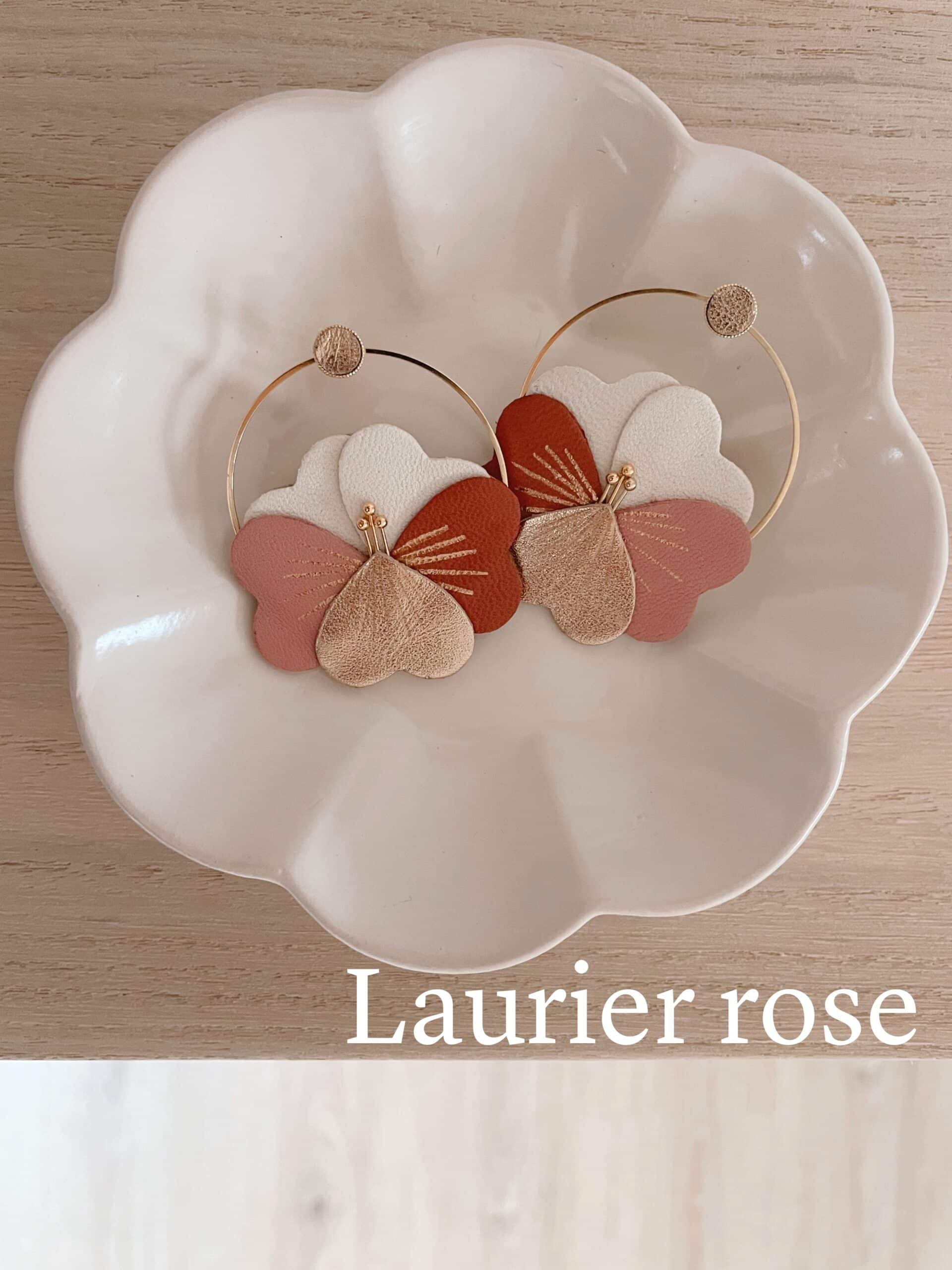 Boucles d’oreilles Fleur de Pensée – Laurier rose © Du vent dans mes valises Boucles d’oreilles fleur de pensée Laurier rose ivoire vieux rose et terre cuite sur cerceau doré, détails dorés, cuir upcyclé