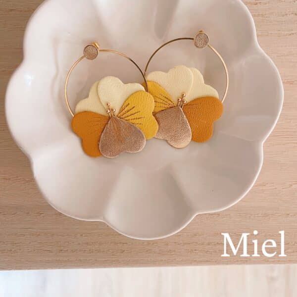 Boucles d’oreilles fleur de pensée Miel jaune poudré et ocre doux sur cerceau doré, détails dorés, cuir upcyclé