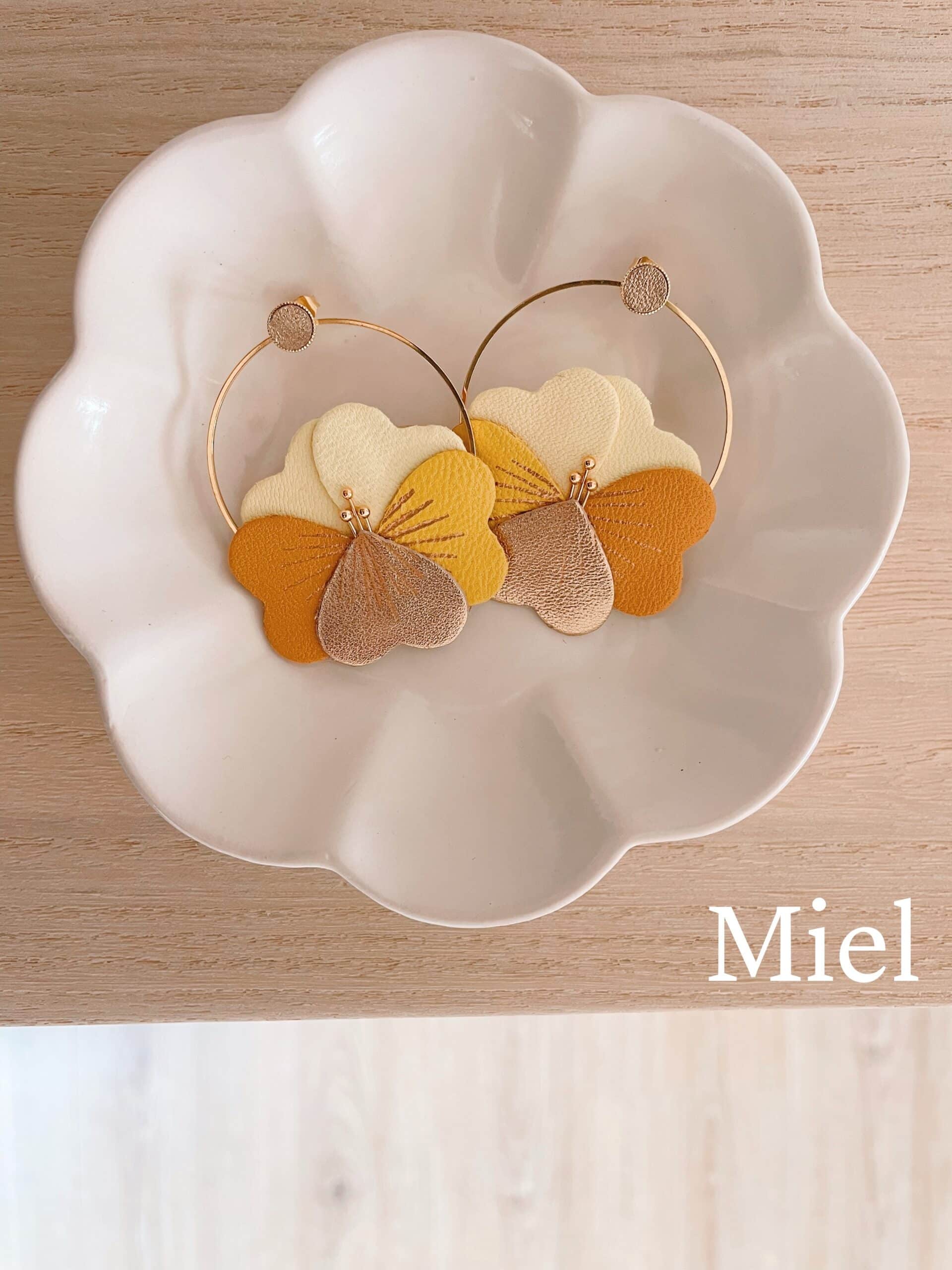 Boucles d’oreilles Fleur de Pensée – Miel © Du vent dans mes valises Boucles d’oreilles fleur de pensée Miel jaune poudré et ocre doux sur cerceau doré, détails dorés, cuir upcyclé