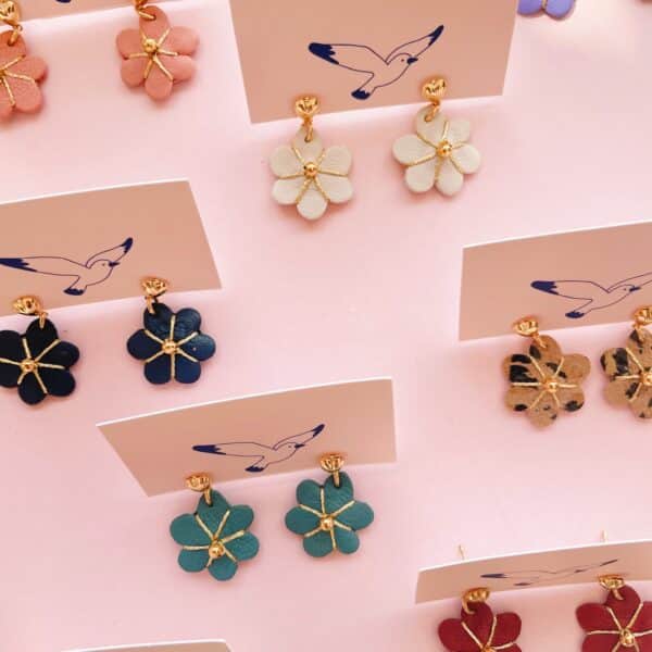 Boucles d'oreilles fleurs de bohème, petites fleurs discrètes brodées au fil doré avec une perle de laiton doré or fin au centre, puces coeur