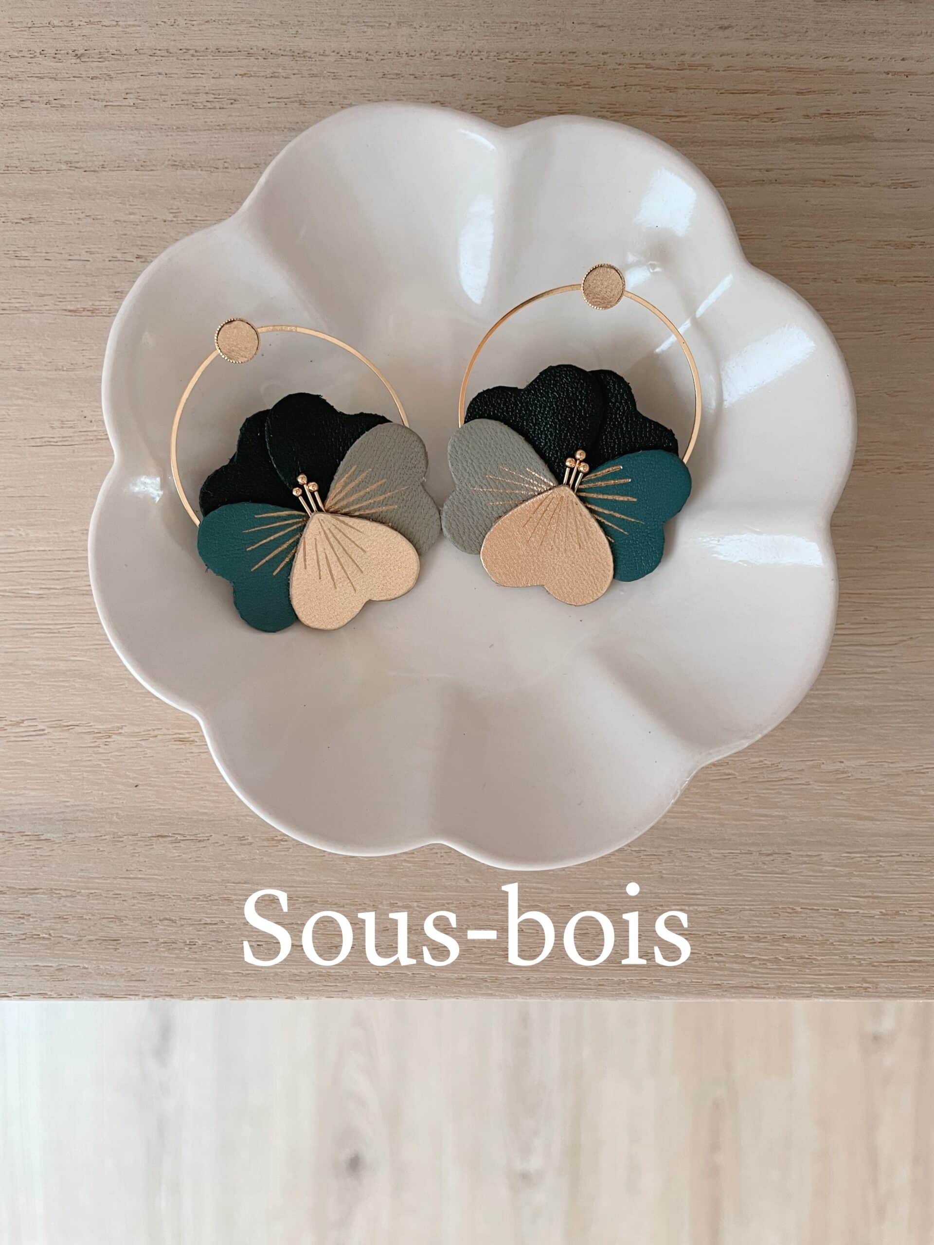 Pensées coloris Sous-bois © du vent dans mes valises Paire de boucles d’oreilles pensées en cuir vert sapin, sauge et doré, coloris Sous-bois