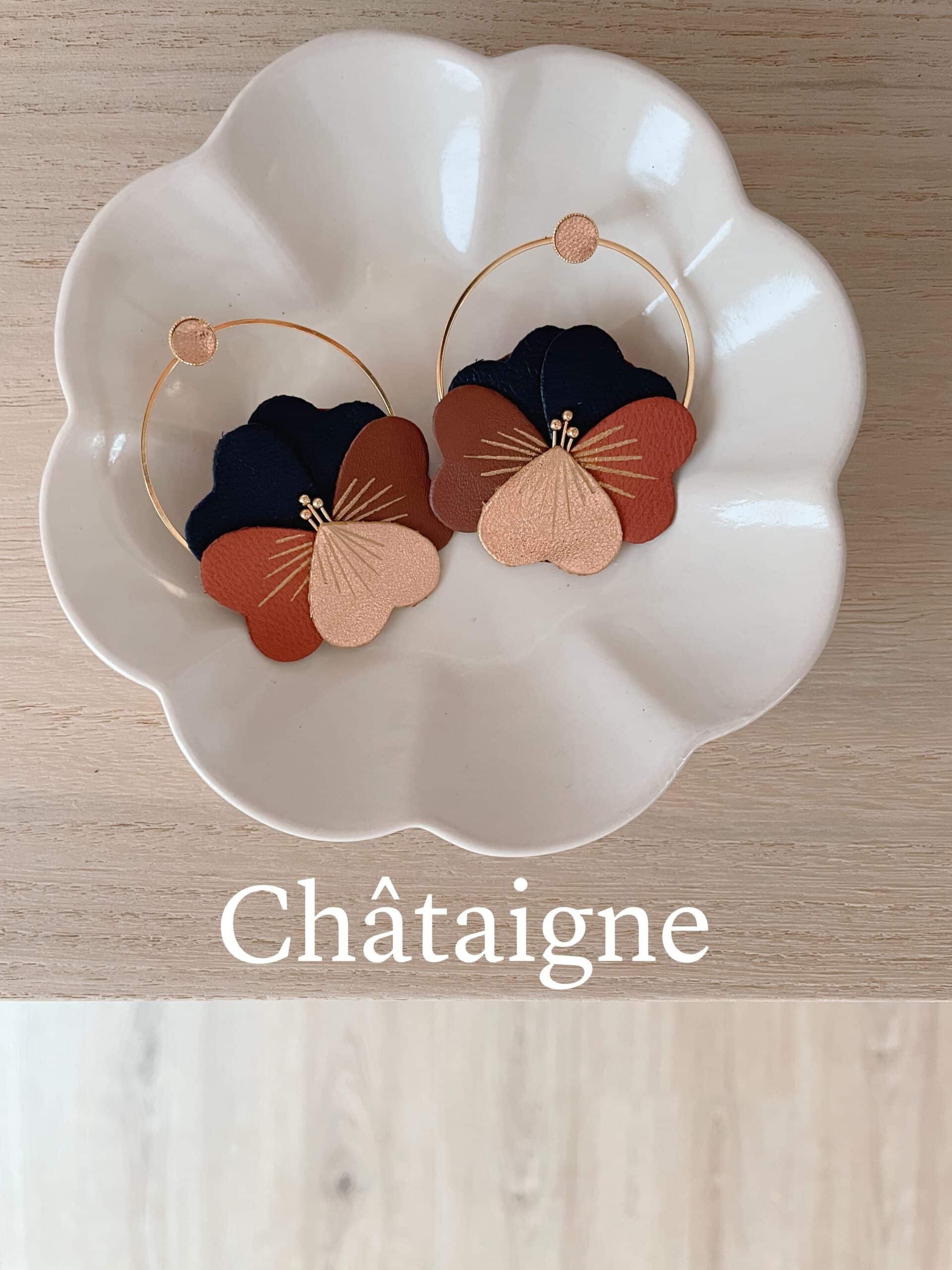 Pensées coloris Châtaigne © du vent dans mes valises Paire de boucles d’oreilles pensées en cuir bleu nuit, rouille et or rose, coloris Châtaigne