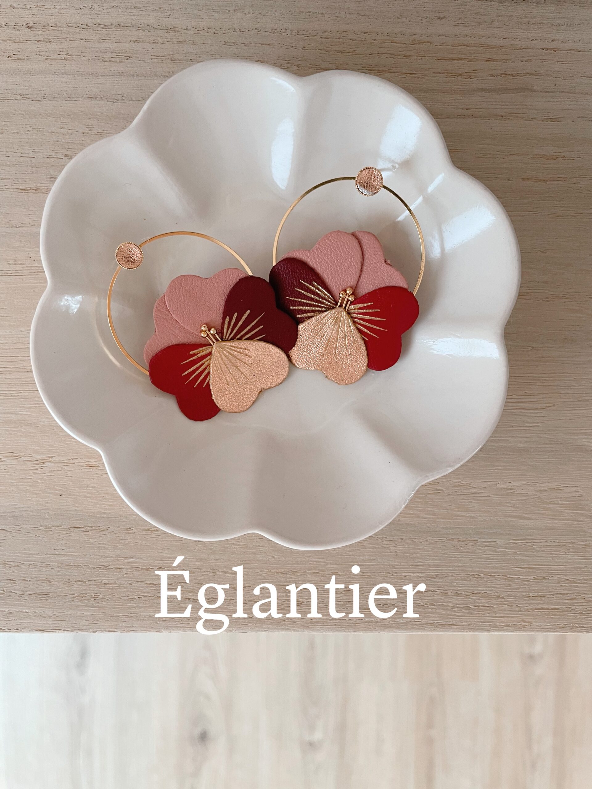 Pensées coloris Églantier © du vent dans mes valises Paire de boucles d’oreilles pensées en cuir rose ancien, rouge carmin et bordeaux, coloris Églantier