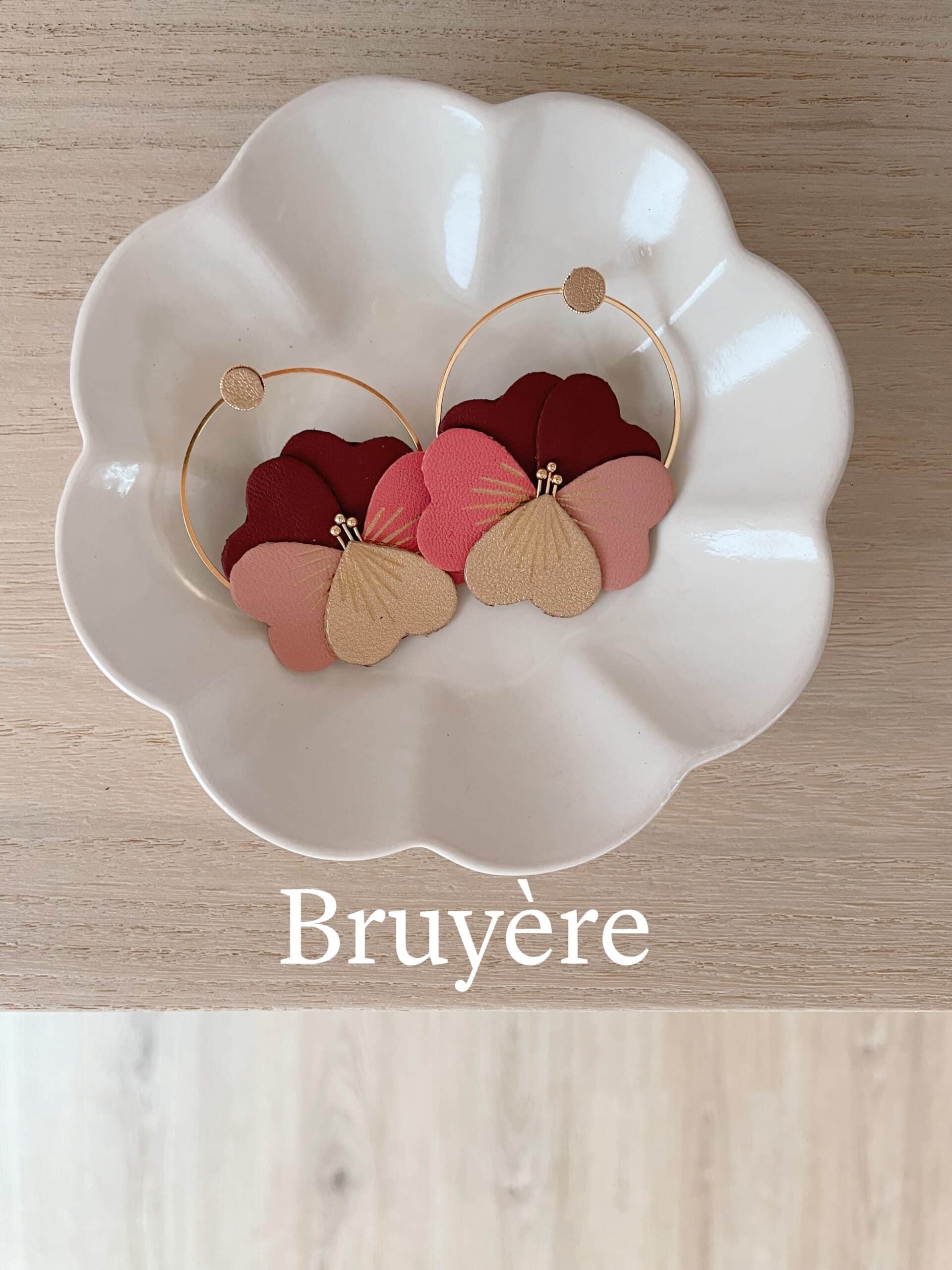 Pensées coloris Bruyère © du vent dans mes valises Paire de boucles d’oreilles pensées en cuir bordeaux, rose vif et rose ancien, coloris Bruyère