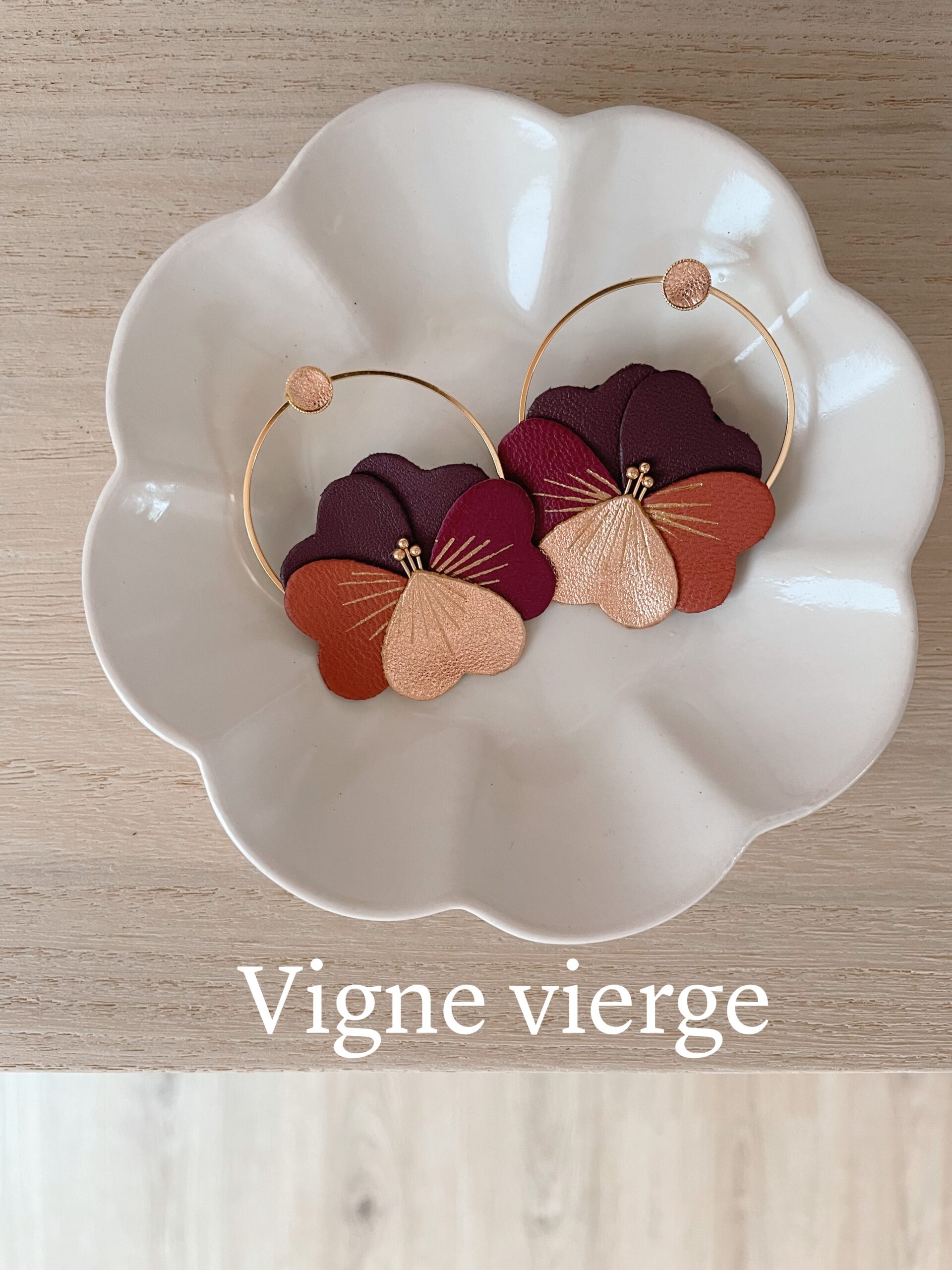 Pensées coloris Vigne vierge © du vent dans mes valises Paire de boucles d’oreilles pensées en cuir prune, magenta et rouille, coloris Vigne vierge