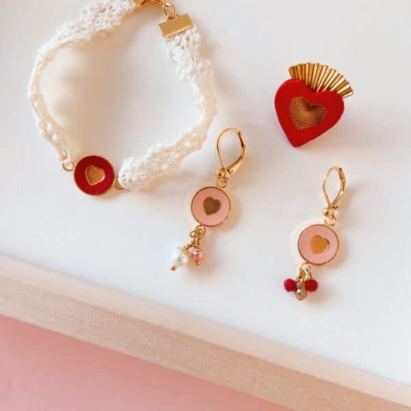 Prototypes pour l'atelier créatif " éphémère " sur la thématique " love etc. février 2026 à deux pas de Wissant sur la Côte d'Opale. Réalisez votre paire de boucles d'oreilles, votre pin's ou votre bracelet avec un coeur en dorure à chaud sur cuir © du vent dans mes valises