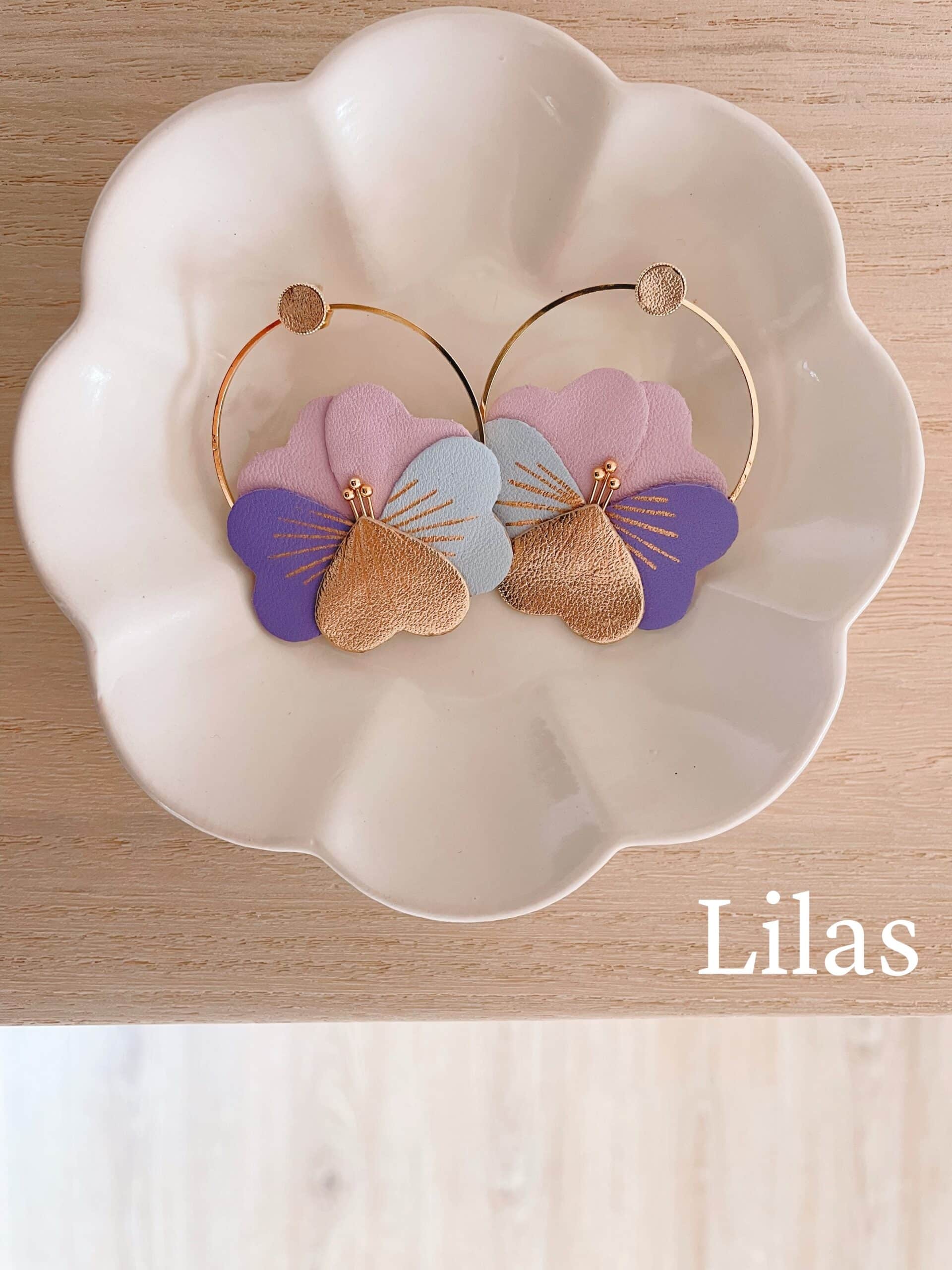 Boucles d’oreilles Fleur de Pensée – Lilas © Du vent dans mes valises Boucles d’oreilles fleur de pensée Lilas mauve et lilas sur cerceau doré, détails dorés, cuir upcyclé
