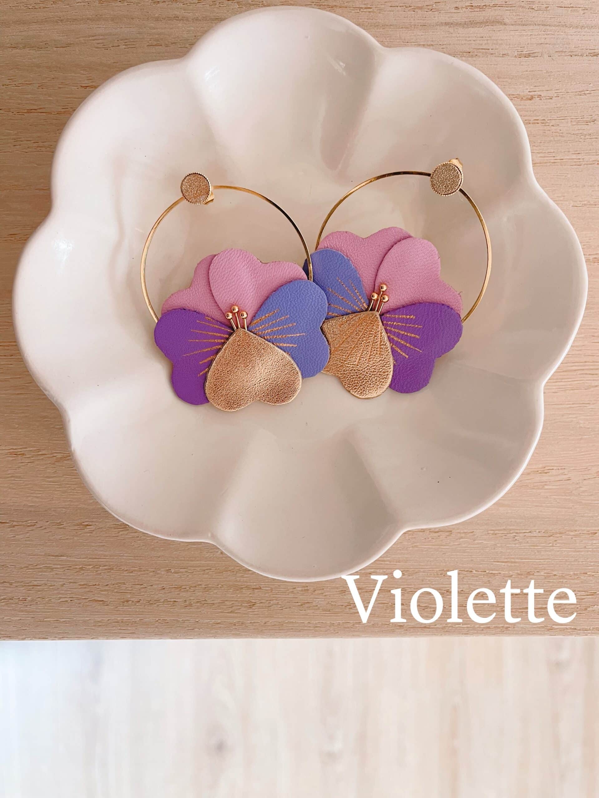 Boucles d’oreilles Fleur de Pensée – Violette © Du vent dans mes valises Boucles d’oreilles fleur de pensée Violette violet et nuance bleutée avec rose poudré sur cerceau doré, cuir upcyclé