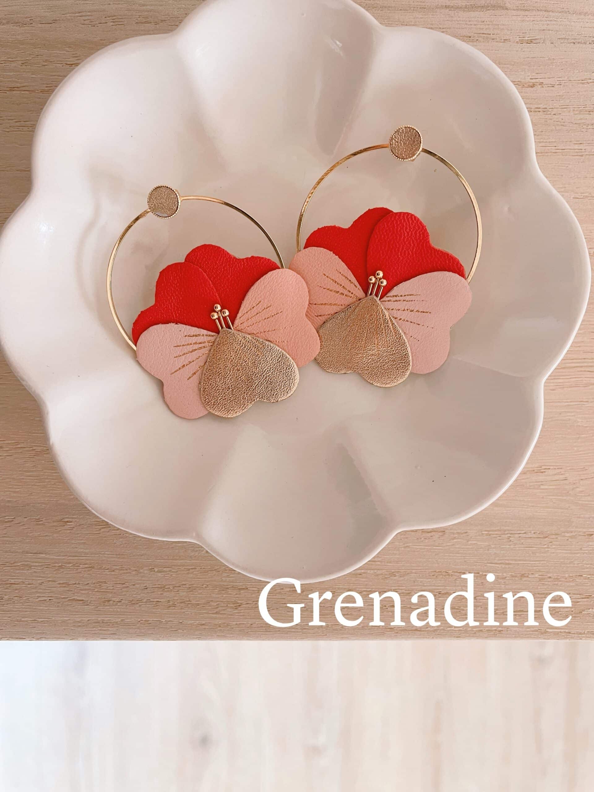 Boucles d’oreilles Fleur de Pensée – Grenadine © Du vent dans mes valises Boucles d’oreilles fleur de pensée Grenadine rouge et rose poudré sur cerceau doré, détails dorés, cuir upcyclé