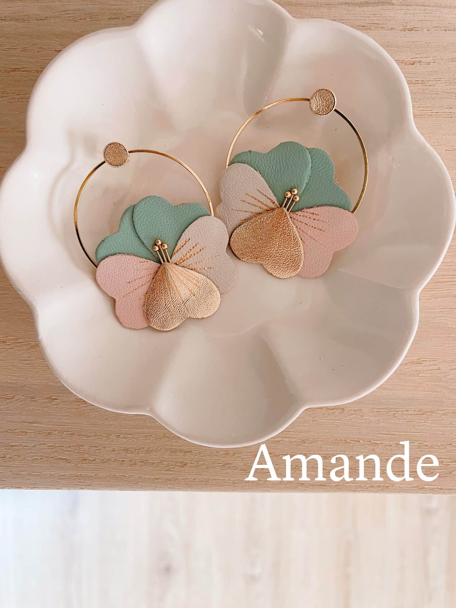 Boucles d’oreilles Fleur de Pensée – Amande © Du vent dans mes valises Boucles d’oreilles fleur de pensée Amande vert sauge et rose poudré sur cerceau doré, détails dorés, cuir upcyclé