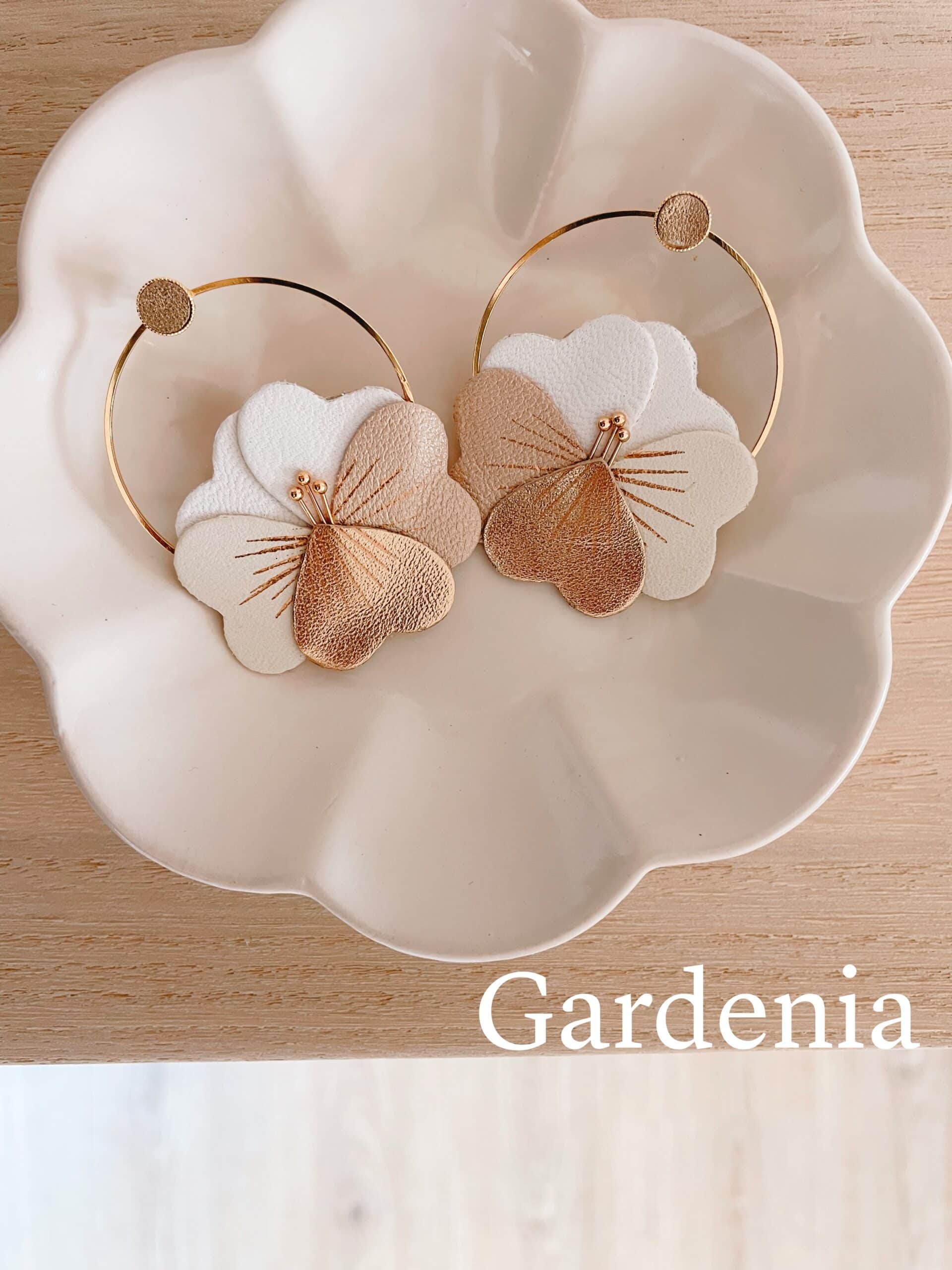 Boucles d’oreilles Fleur de Pensée – Gardenia © Du vent dans mes valises Boucles d’oreilles fleur de pensée Gardenia ivoire et craie sur cerceau doré, détails dorés, cuir upcyclé