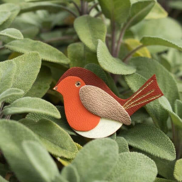 Broche en cuir représentant un rouge-gorge avec des détails dorés à chaud, confectionnée main en cuir surcyclé.