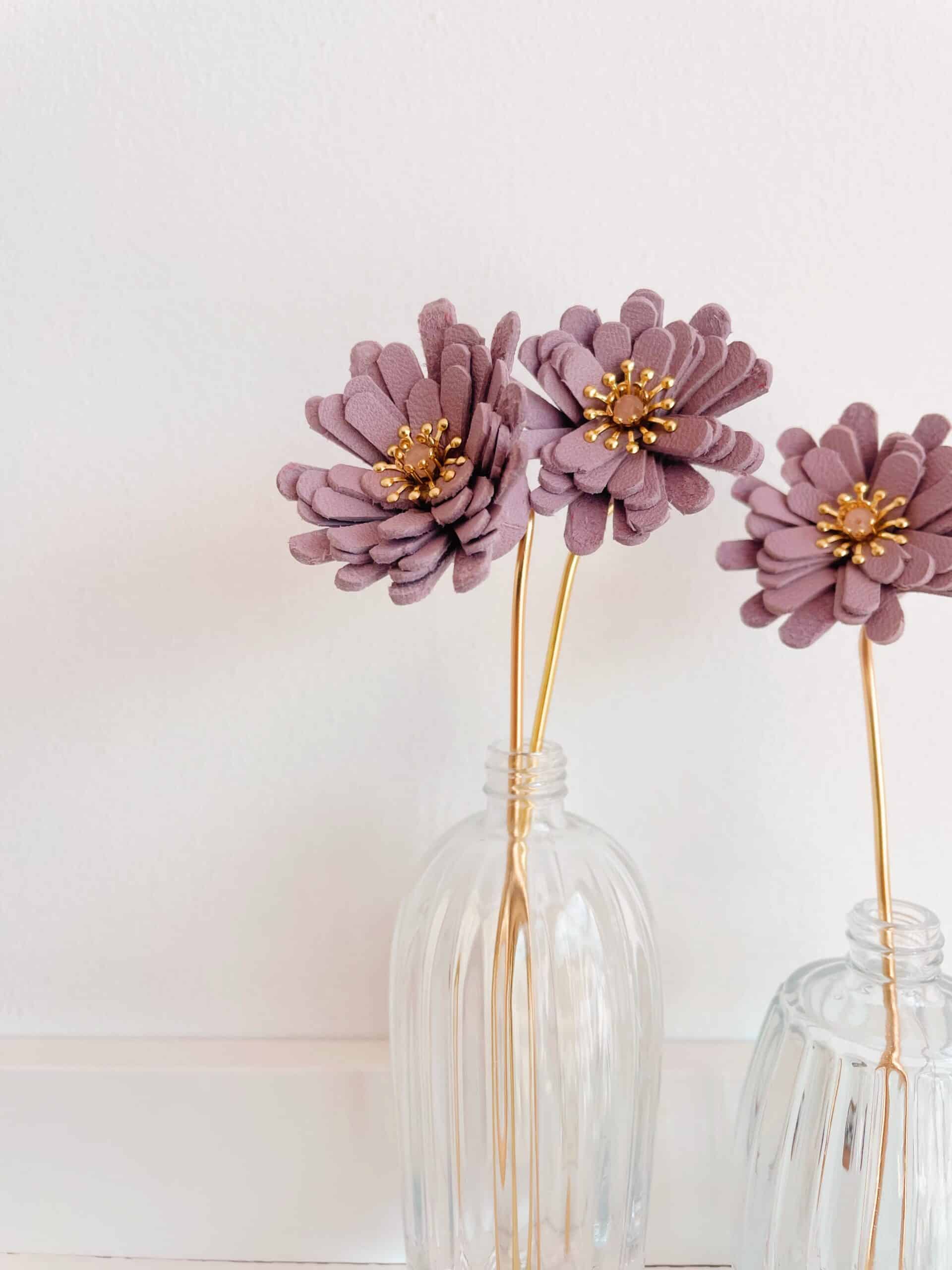 Aster, fleur de peau à la tige en cuir surcyclé. Pièces uniques d'artisanat d'art, cadeau ou décoration florale