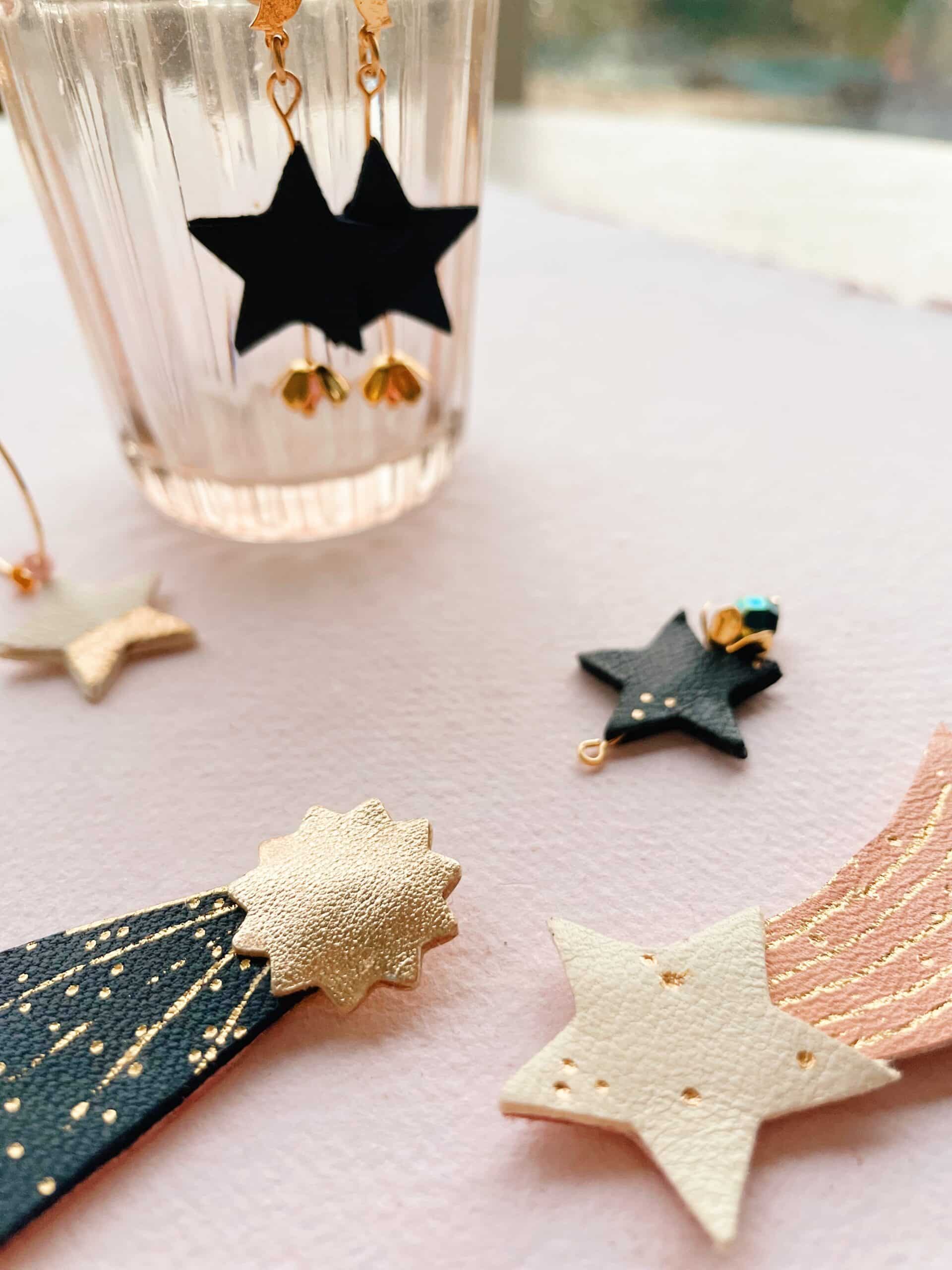 Atelier créatif collectif, création de bijoux célestes en cuir surcyclé © du vent dans mes valises atelier créatif saisonnier sur la thématique des bijoux célestes en cuir surcyclé avec détails dorés