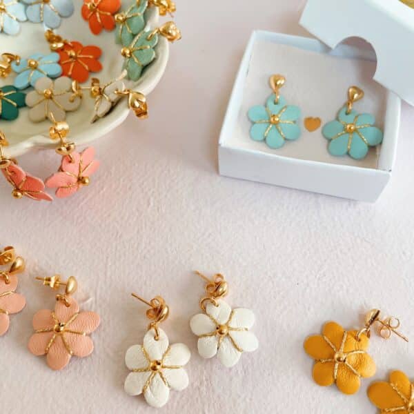 Boucles d’oreilles personnalisables Fleurs de Bohème en cuir surcyclé, brodées à la main avec perles délicates et attaches dorées à l’or fin.