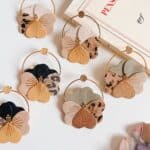 Boucles d’oreilles florales en cuir surcyclé aux couleurs automnales