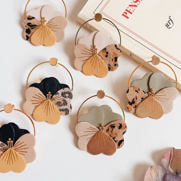 Boucles d’oreilles florales en cuir surcyclé aux couleurs automnales