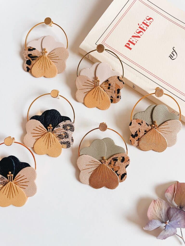 Boucles d’oreilles florales en cuir surcyclé aux couleurs automnales