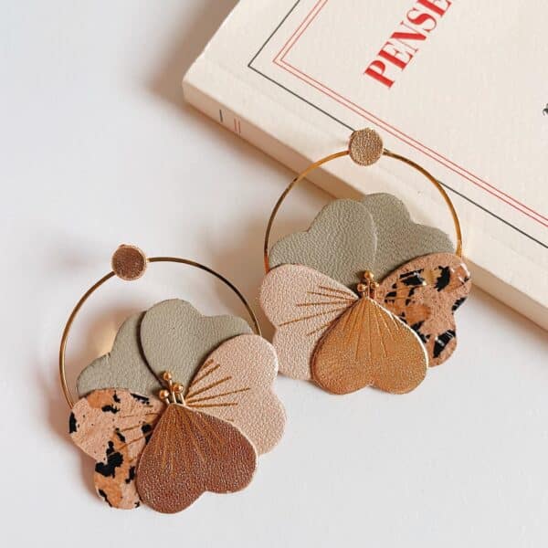 Boucles d’oreilles florales en cuir surcyclé aux couleurs automnales